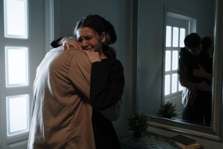 Sinais de relacionamento abusivo – imagem representando sofrimento emocional e controle afetivo