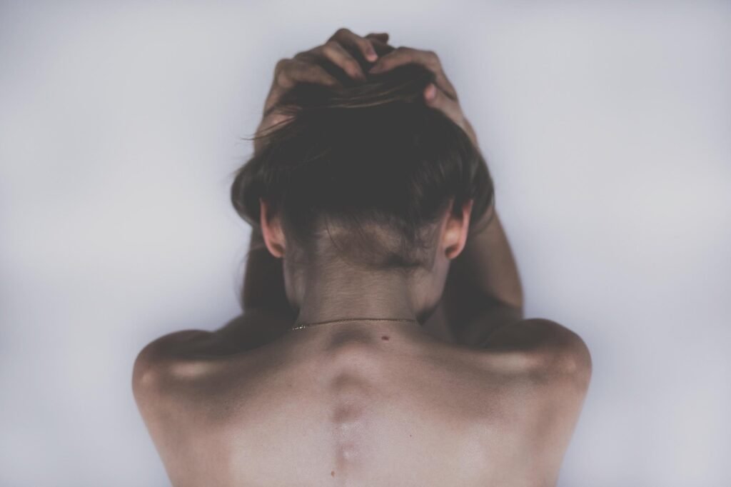 Sinais de relacionamento abusivo – imagem representando vulnerabilidade e sofrimento psicológico.