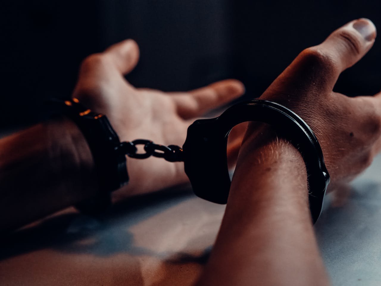 Pessoa algemada simbolizando a prisão emocional causada pela dependência emocional em relacionamentos tóxicos.
