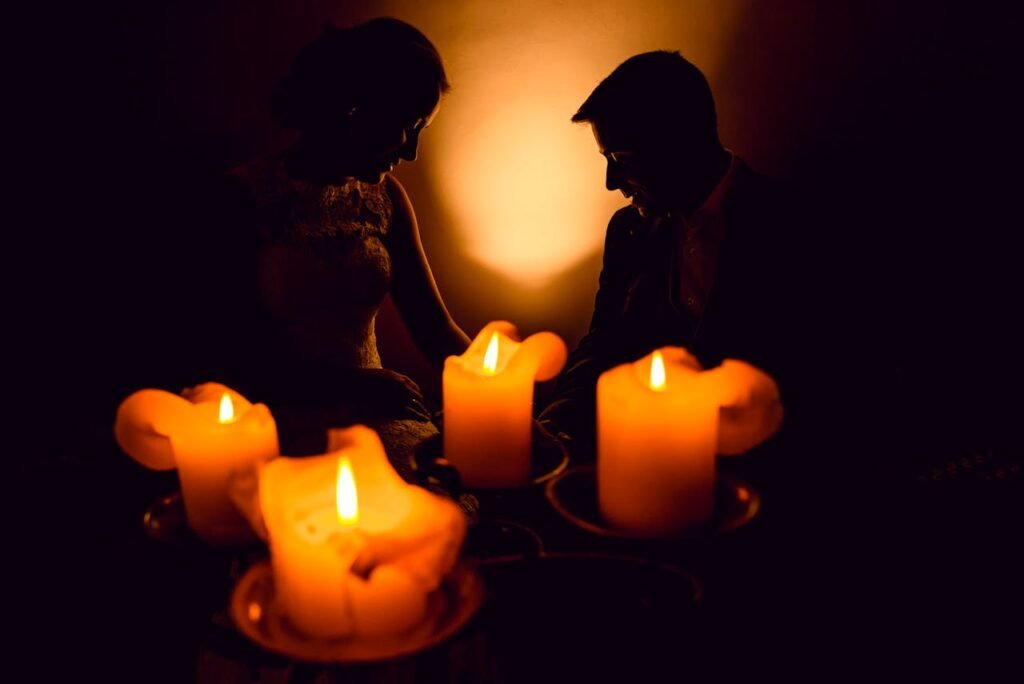 Casal à luz de velas em clima romântico, representando a conexão íntima em um relacionamento monogâmico.