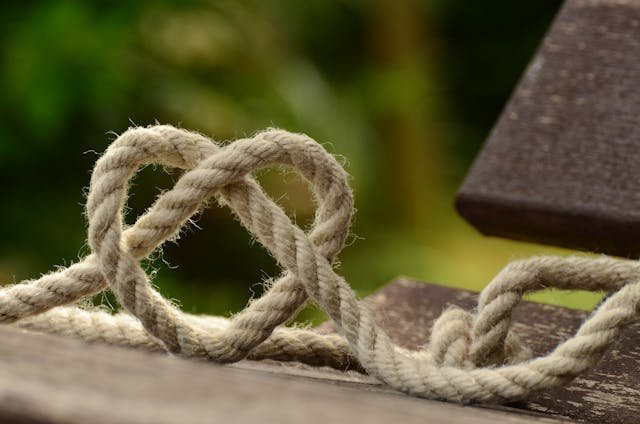 Aliança de casamento deixada sobre uma mesa de vidro, simbolizando o fim de um relacionamento.