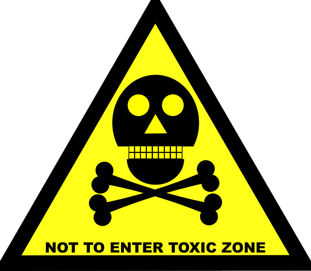 Sinal de alerta amarelo com símbolo de caveira e ossos cruzados, acompanhado da frase “Not to enter toxic zone”, representando os perigos de um relacionamento tóxico.