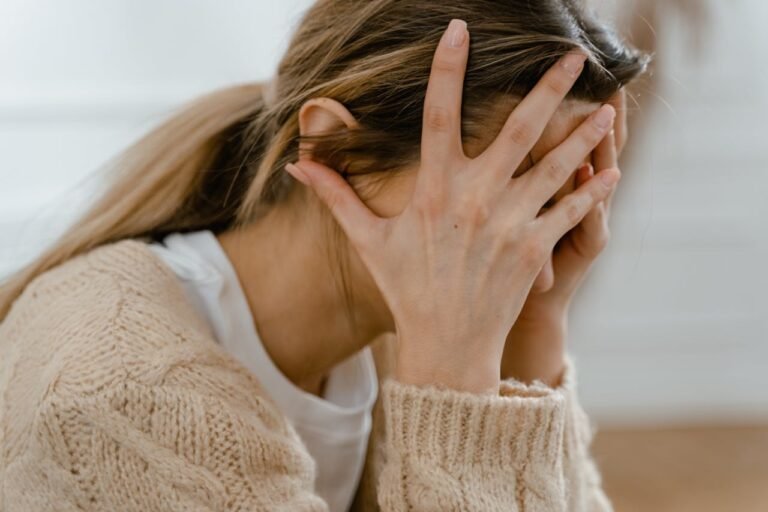 Por que é tão difícil sair de um relacionamento abusivo? – imagem representando dor emocional e confusão mental